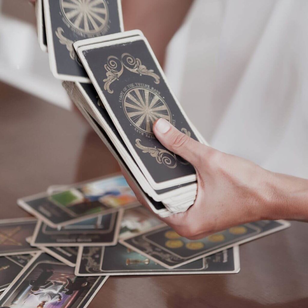 battre les cartes tarot de Marseille