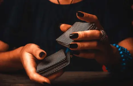 manipuler les cartes tarot